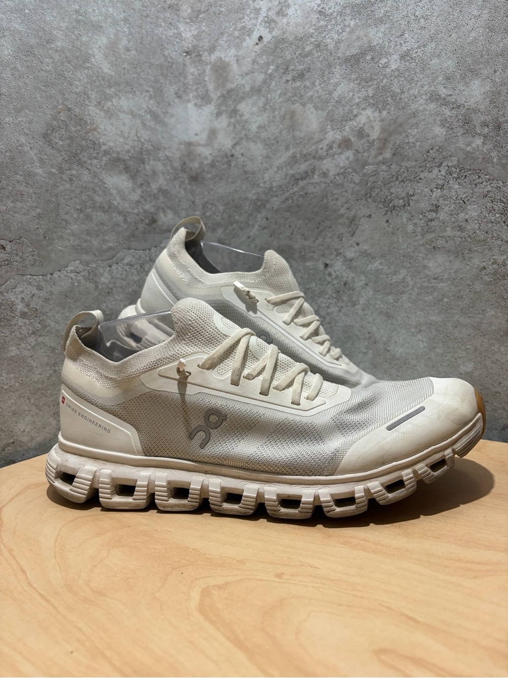 the On Cloud 6 Versa in white womens size 10